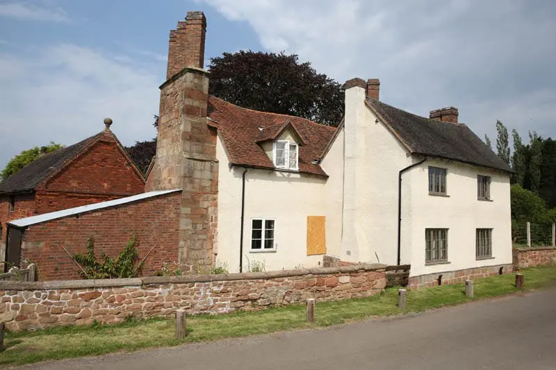 Photo of colliers oak farm from standing on Filongley Road showing new heritage windows