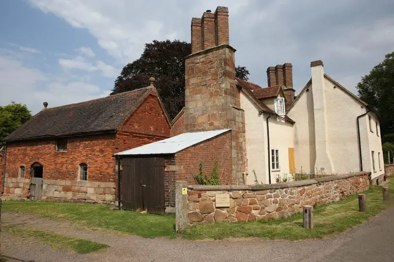 Wide side view from Filongley Road of Colliers Oak Farm and barn