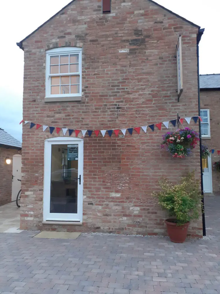 Canal Side Cottages: long shot from the side showing melbourne door