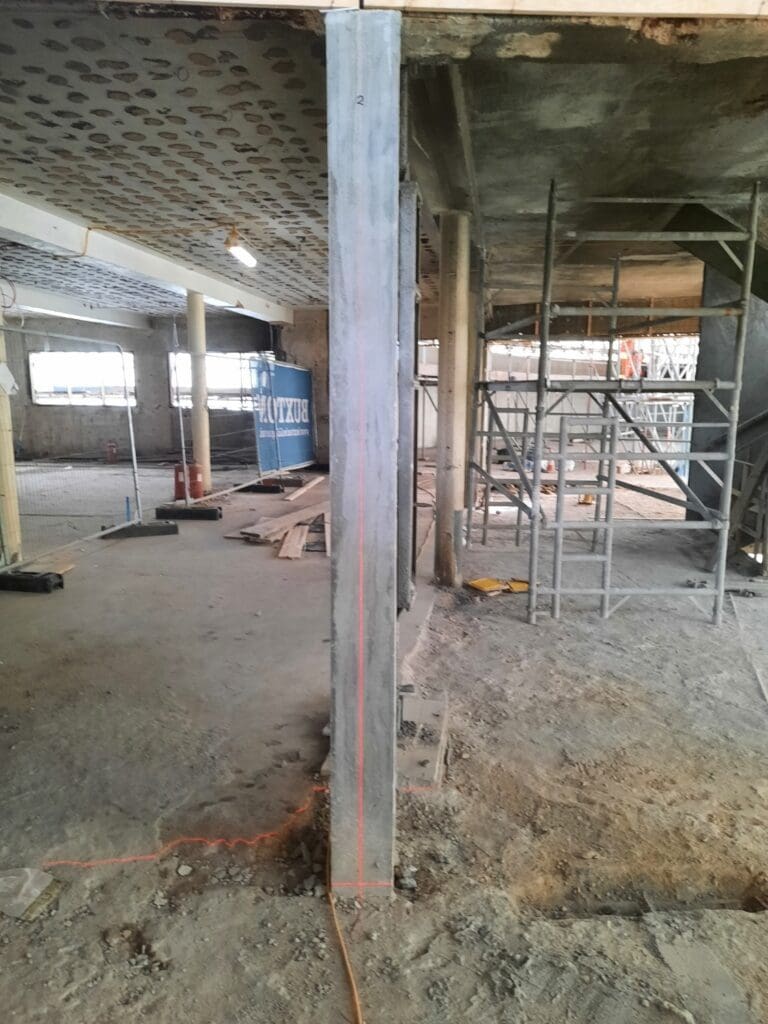 laser spirit level on vertical post and uneven floor